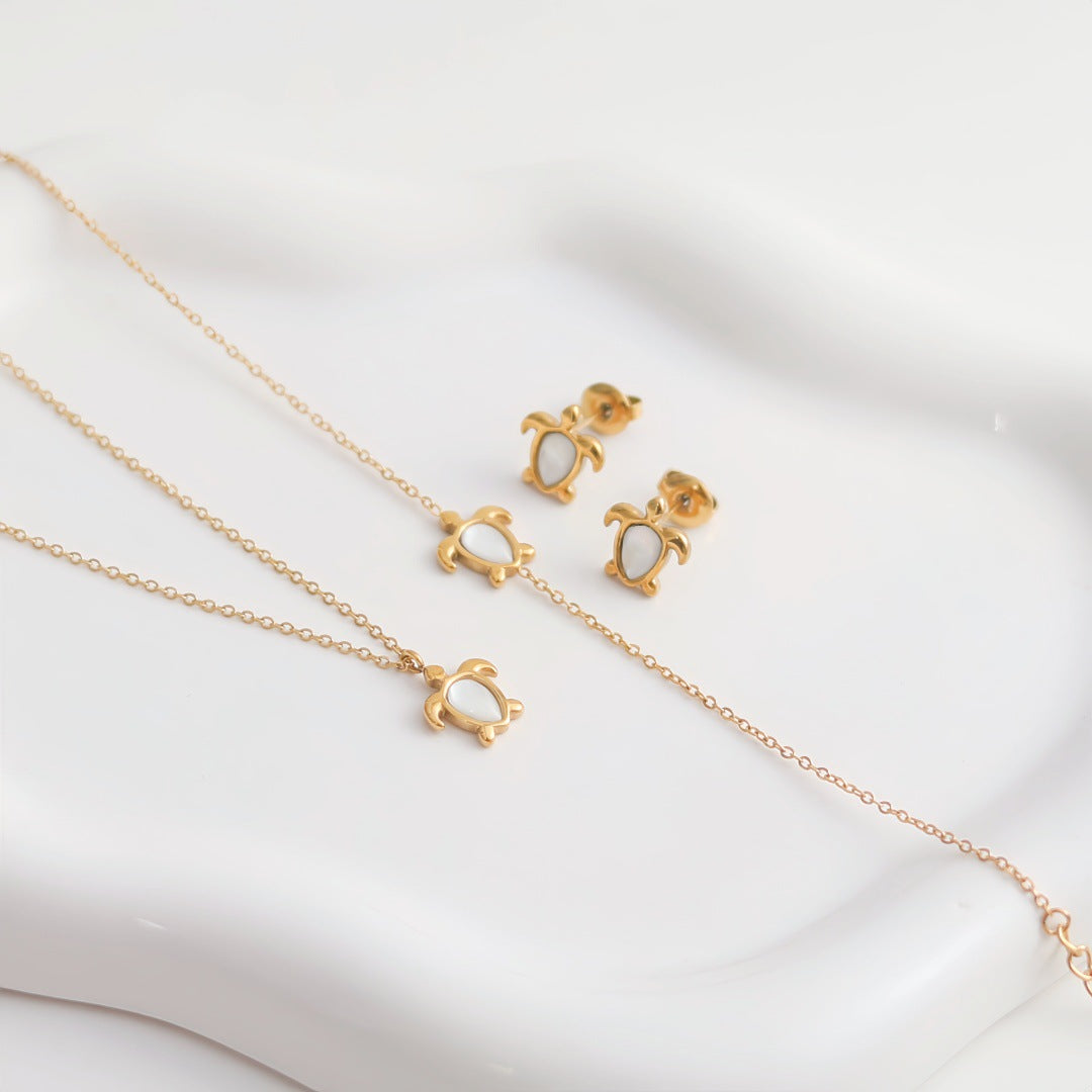 Sweet Tortoise Pendant Necklace For Women In Real Gold Plated Titanium Steel With Shell Pendant