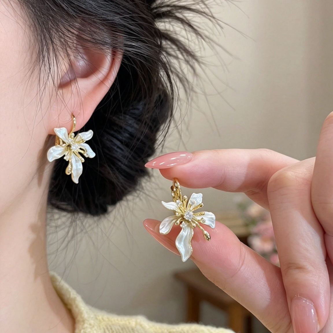 Simple Style Flowers Earrings For Women In Alloy With Zircon Inlay, Electroplated Finish And 304 Stainless Steel Ear Pins