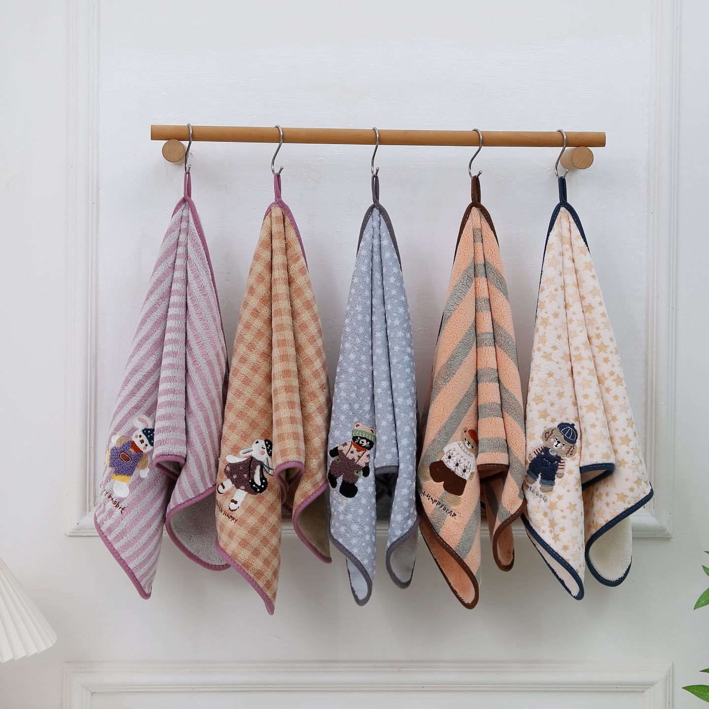Soft And Absorbent Towels For Home Use, Available In Multiple Colors And Sizes