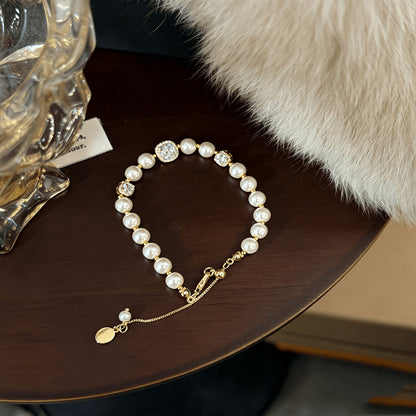 Luxurious Pearl Bracelet For Women With Copper Chain And Zircon Inlay Featuring Electroplated Gold Plating