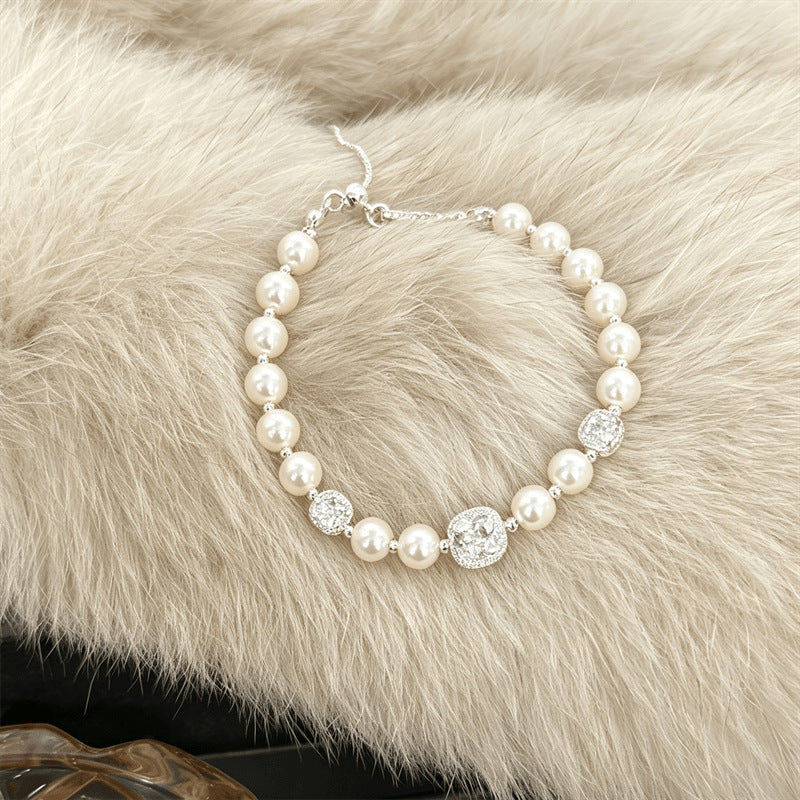 Luxurious Pearl Bracelet For Women With Copper Chain And Zircon Inlay Featuring Electroplated Gold Plating