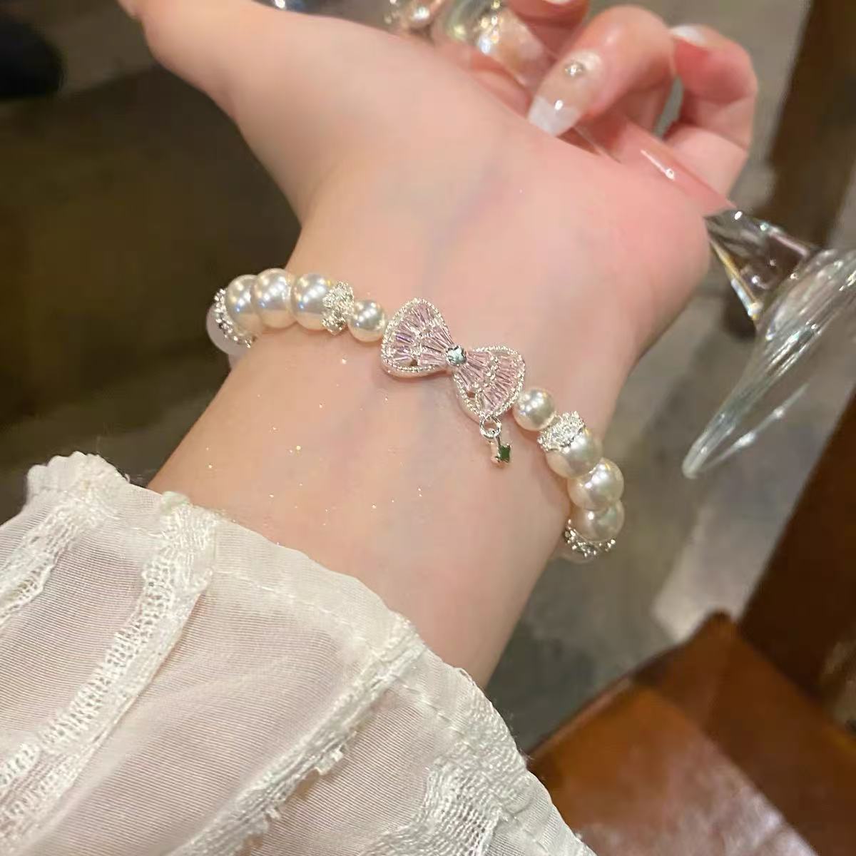 Sweet Women’s Beaded Bracelet With Peach Pattern On Elastic String Featuring Crystal Material