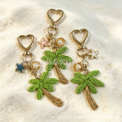 Starfish Knitting Key Chain In Green With Straw Material, Featuring A Vacation Style Design