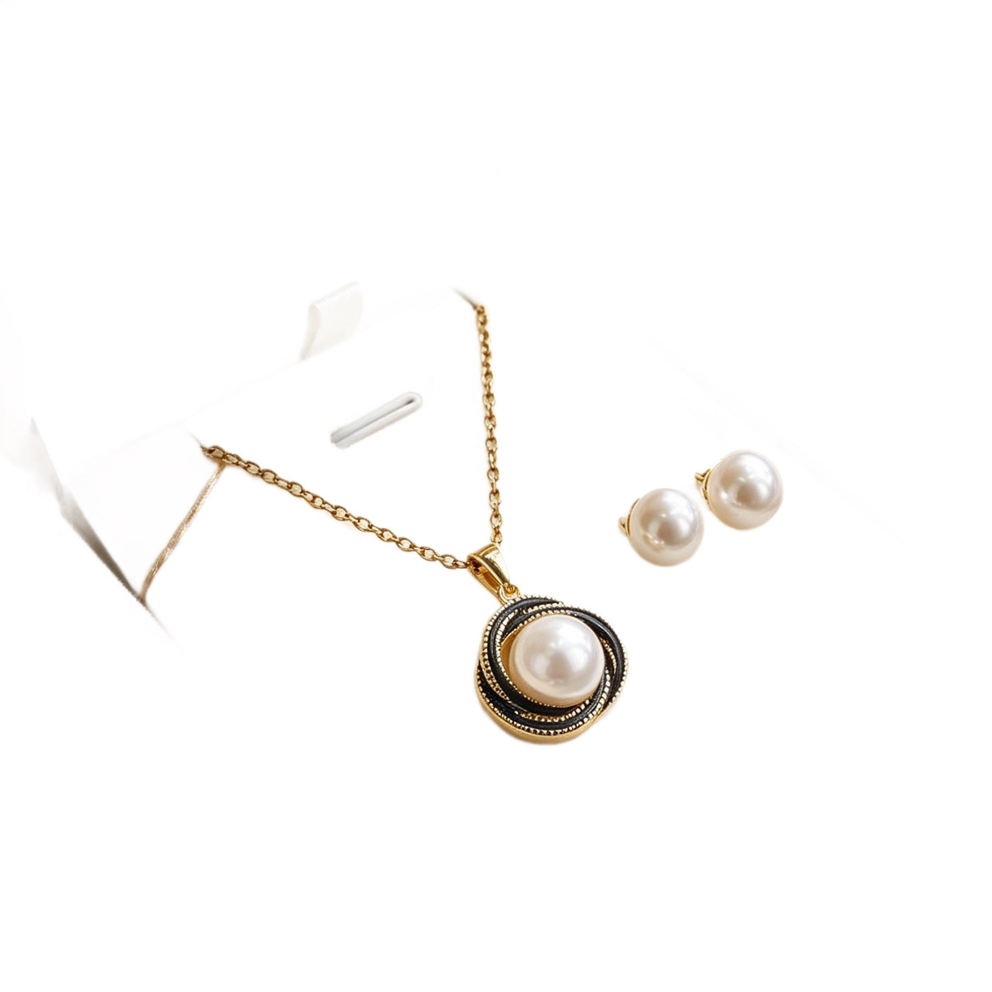 Women’s Pearl Pendant Necklace In Real Gold Plated Titanium Steel With Imitation Pearl On Cable Chain