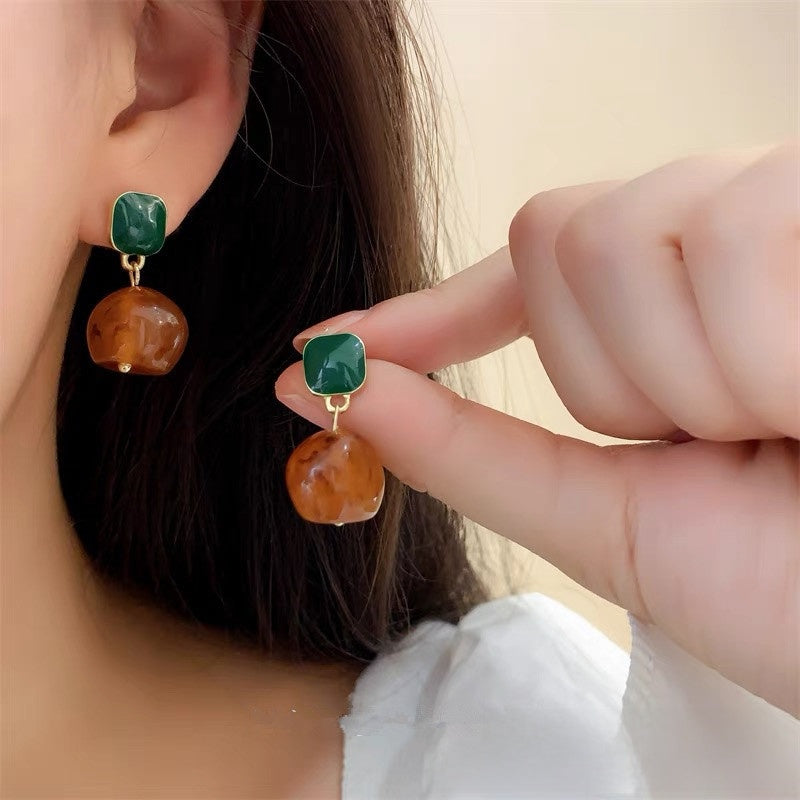 Retro Tassel Stud Earrings For Women With Electroplated Finish And Resin Ear Pins, Featuring Plastic And Resin Inlay