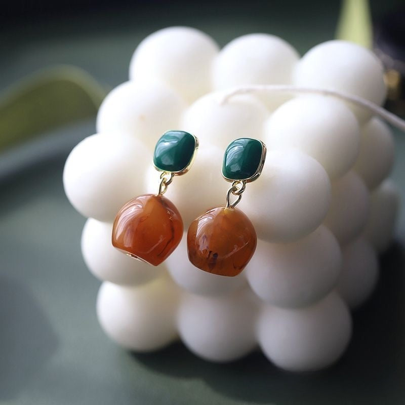 Retro Tassel Stud Earrings For Women With Electroplated Finish And Resin Ear Pins, Featuring Plastic And Resin Inlay