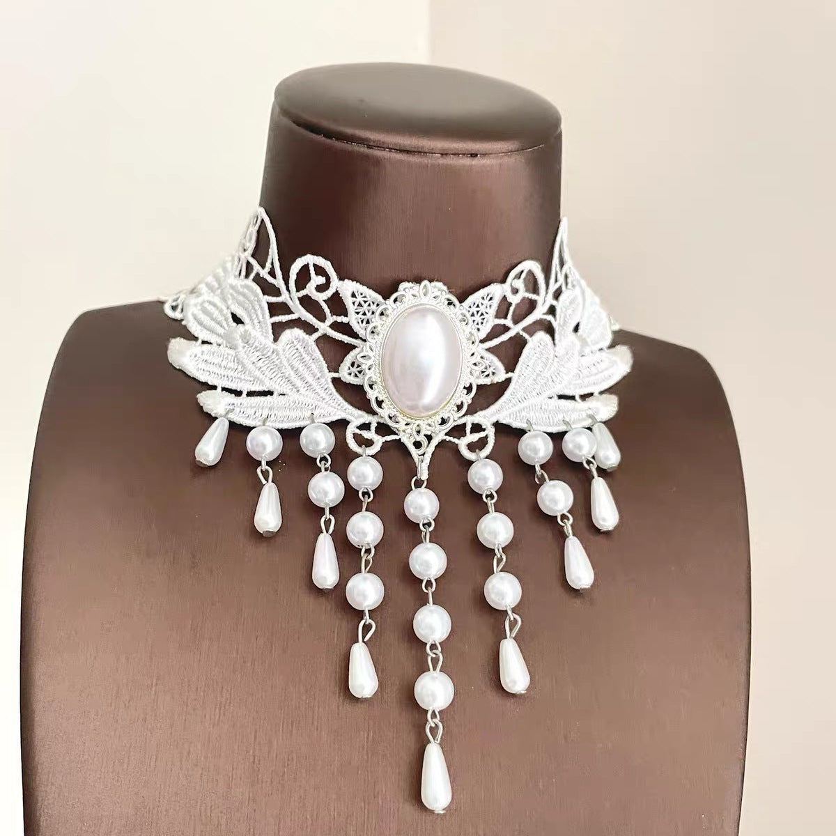 Vintage Style White Flowers Tassel Necklace For Women With Resin Pendant In Alloy Material