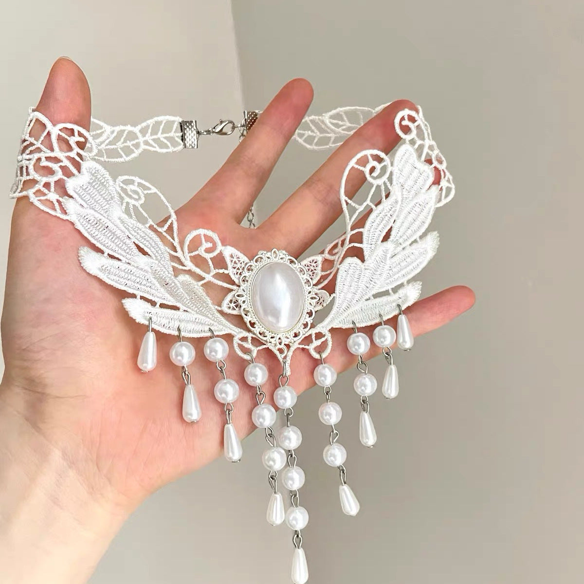 Vintage Style White Flowers Tassel Necklace For Women With Resin Pendant In Alloy Material