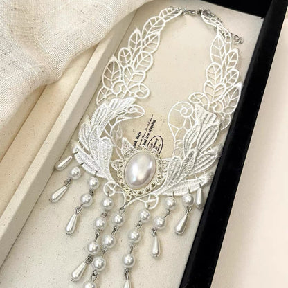 Vintage Style White Flowers Tassel Necklace For Women With Resin Pendant In Alloy Material