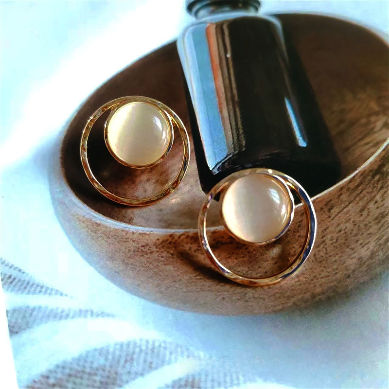 Simple Style Round Gold Stud Earrings For Women With Electroplated Alloy And Cat's Eye Stone Inlay