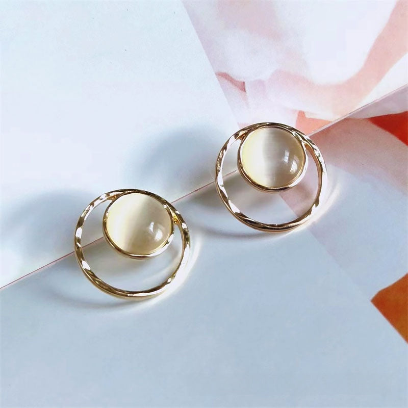 Simple Style Round Gold Stud Earrings For Women With Electroplated Alloy And Cat's Eye Stone Inlay