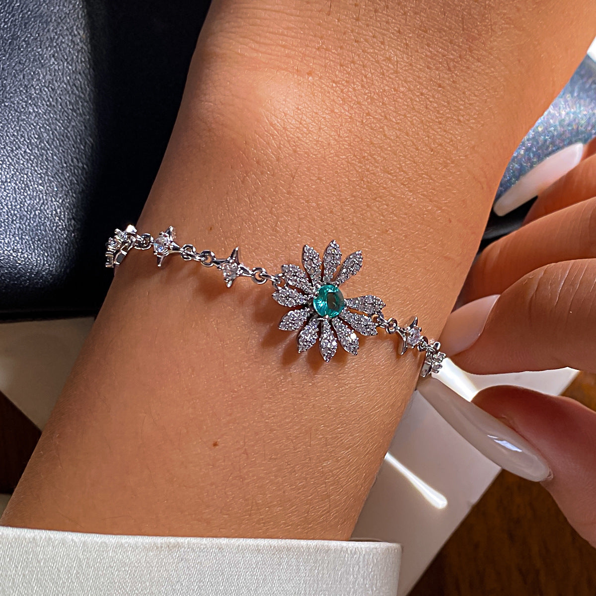 Flowers Copper Bracelet For Women With Copper Chain And Zircon Inlay Pendant