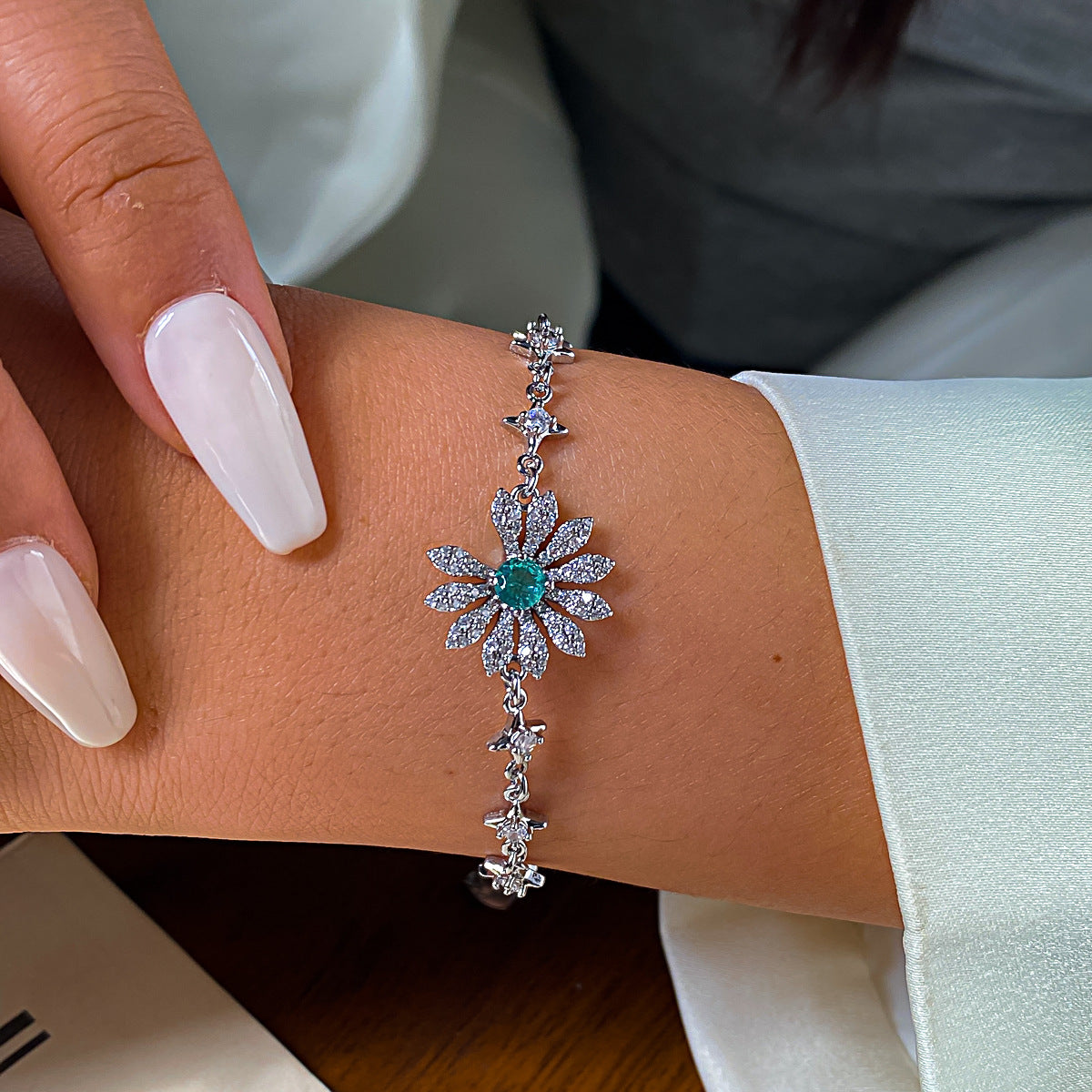 Flowers Copper Bracelet For Women With Copper Chain And Zircon Inlay Pendant
