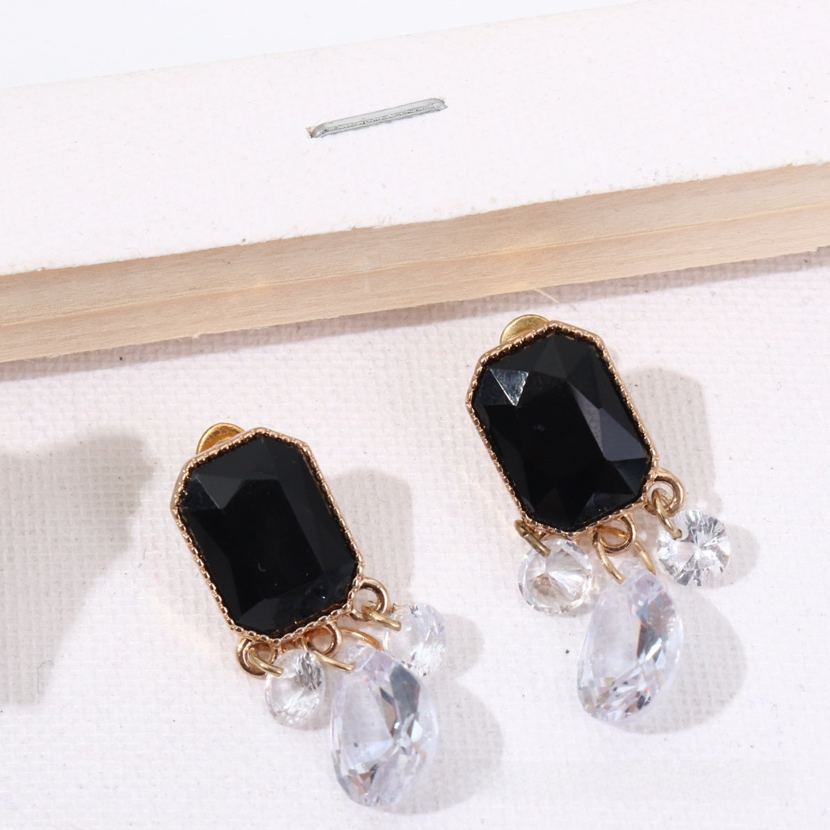 Retro Geometric Stud Earrings For Women With Dyed Black Alloy And Crystal Tassel Design