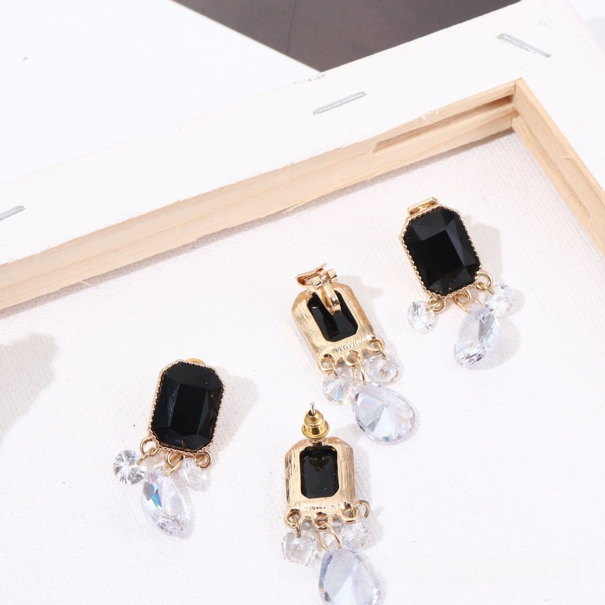 Retro Geometric Stud Earrings For Women With Dyed Black Alloy And Crystal Tassel Design