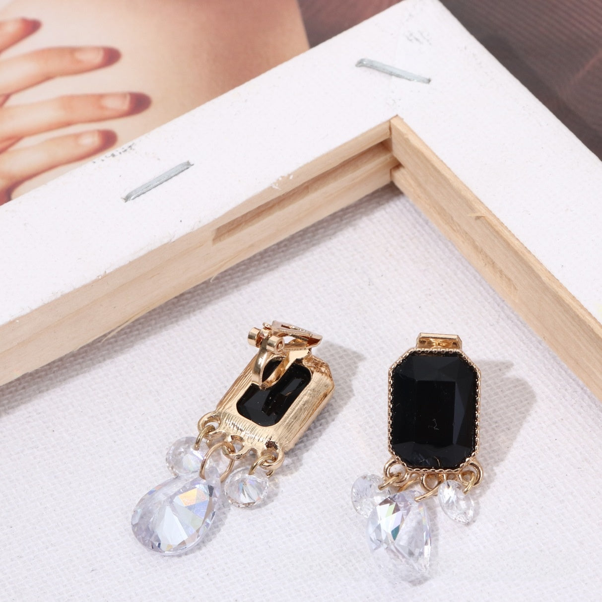 Retro Geometric Stud Earrings For Women With Dyed Black Alloy And Crystal Tassel Design