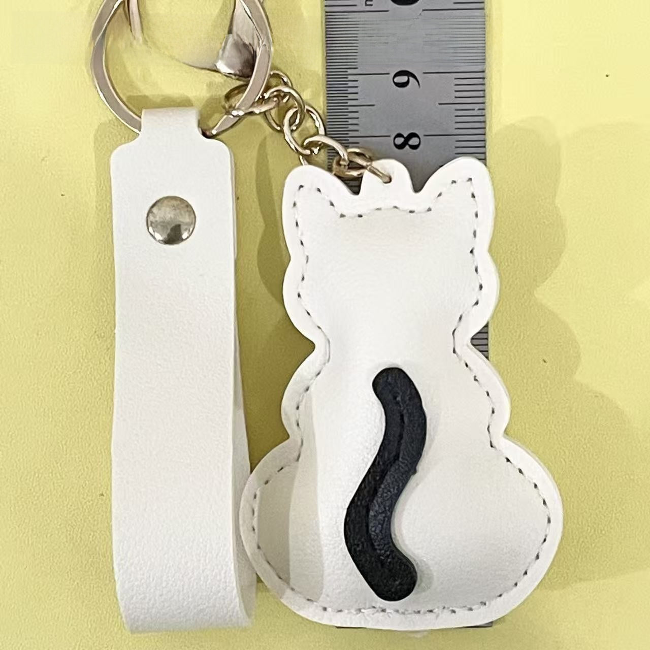 Electroplated Cat Bag Pendant In White With PU Leather Material Featuring Modern Style, 1 Set