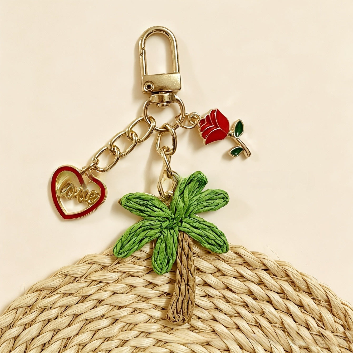 Starfish Knitting Key Chain In Green With Straw Material, Featuring A Vacation Style Design