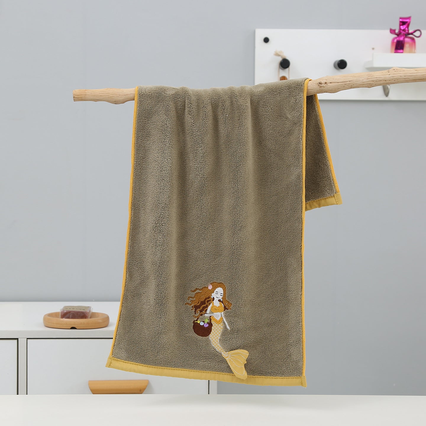 Soft And Absorbent Towels For Everyday Use, Available In Multiple Colors And Sizes