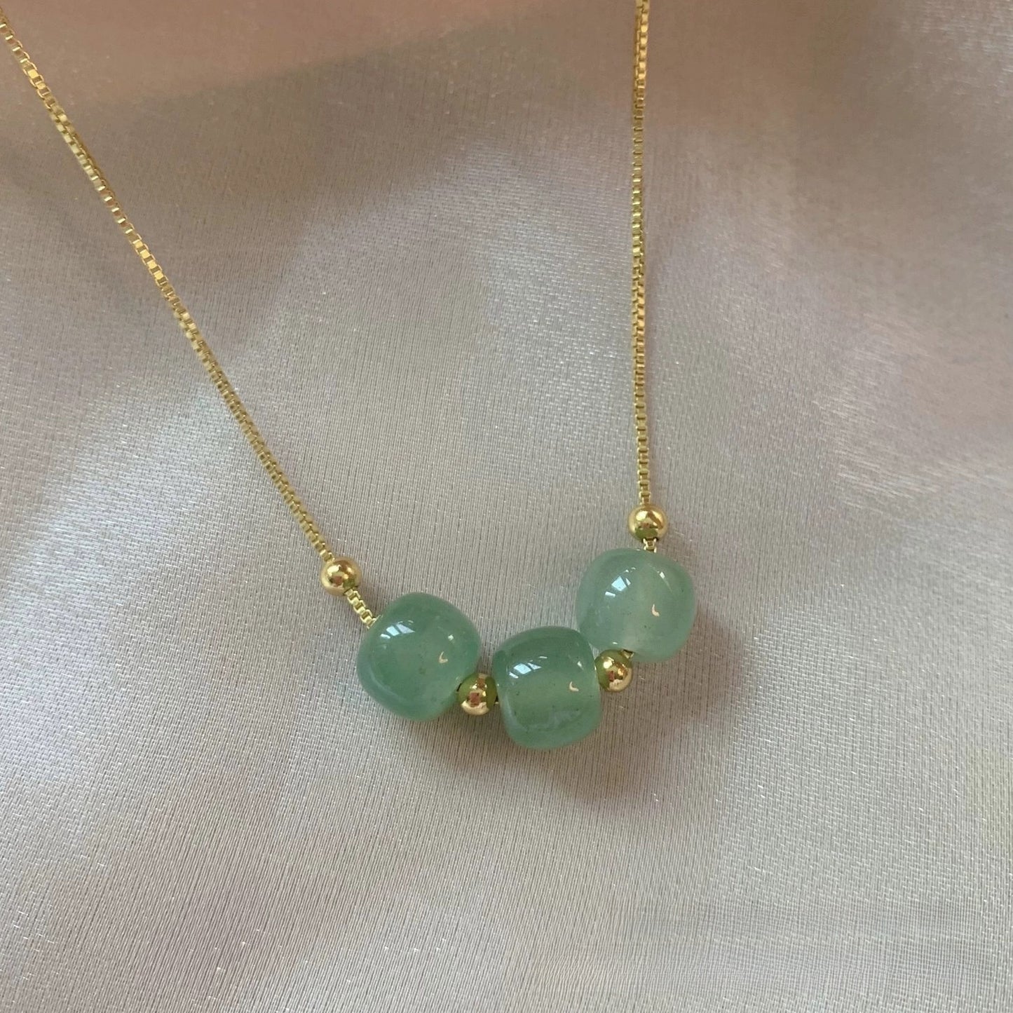 Sweet Round Pendant Necklace For Women In Gold Featuring Electroplated Metal And Natural Stone