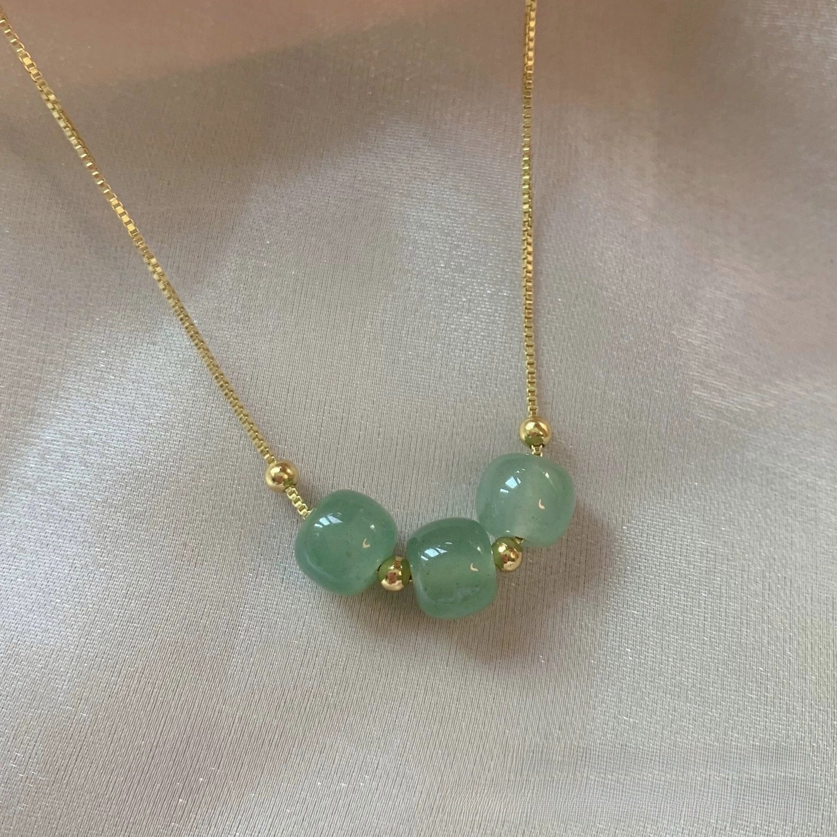 Sweet Round Pendant Necklace For Women In Gold Featuring Electroplated Metal And Natural Stone