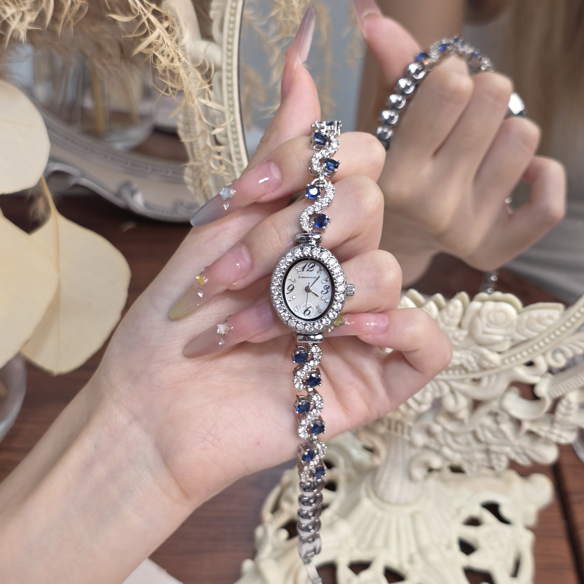 Women's Quartz Watch With Oval Dial, Metal Strap Featuring Jewelry Buckle And Tempered Glass Mirror