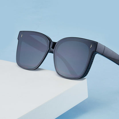 Unisex Square Full Frame Sunglasses With PC Lens Material In Dyed Black For Spring And Summer