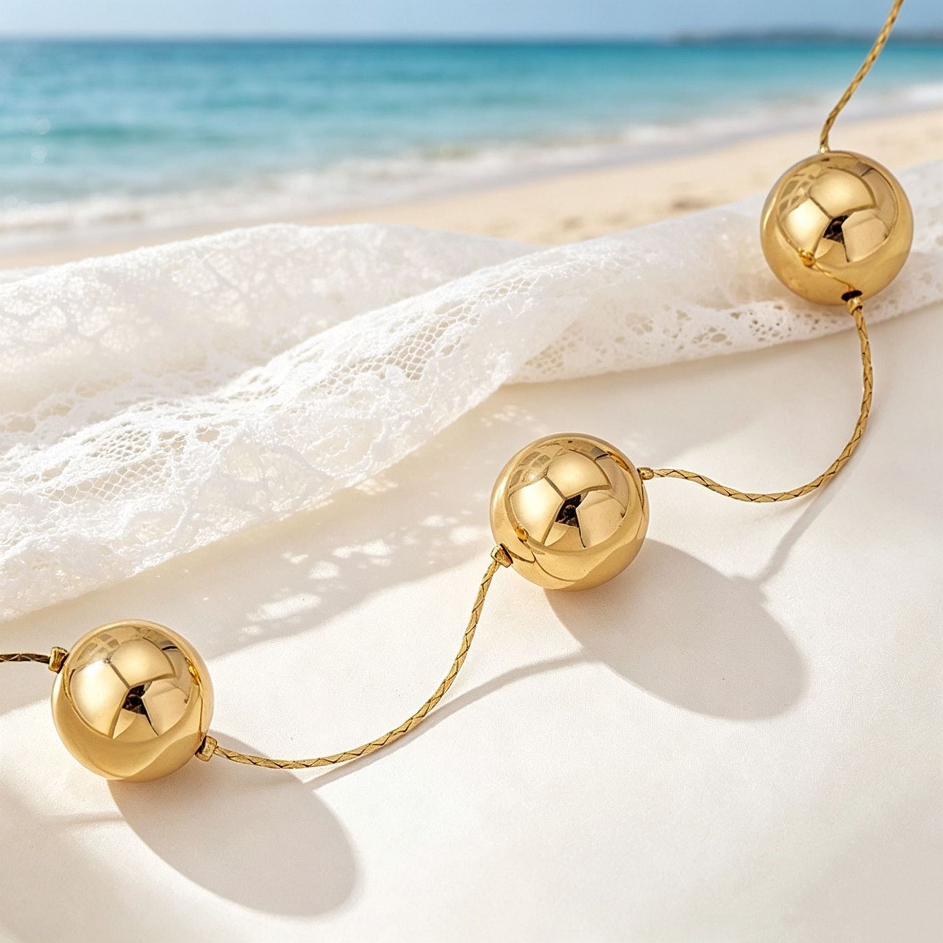 Exaggerated Geometric Gold Necklace For Women In Mixed Materials, Perfect For Casual Wear