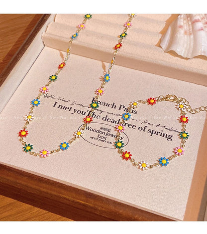 Sweet Daisy Necklace For Women Featuring Copper Chain And Pendant With Electroplated Finish