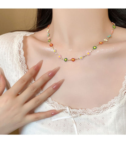 Sweet Daisy Necklace For Women Featuring Copper Chain And Pendant With Electroplated Finish