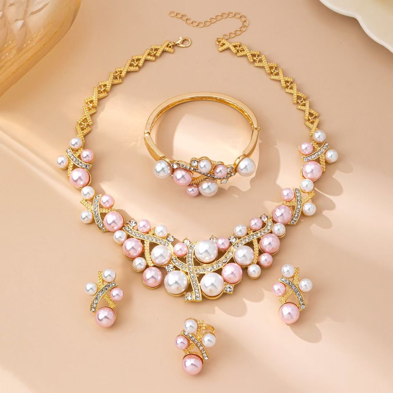 Luxurious Handmade Round Necklace For Women With Acrylic Inlay And Zinc Alloy Handmade Chain