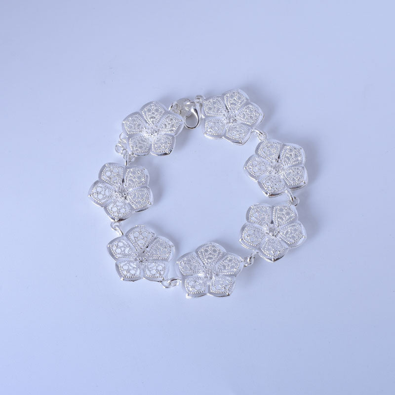 Exaggerated Flowers Gold Alloy Bracelet For Women With Electroplated Finish, Stylish Bangle Accessory