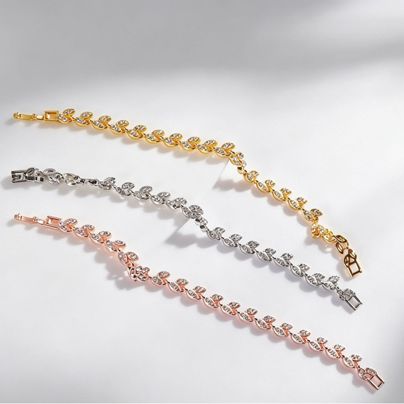 Simple Style Leaf Bracelet For Women In Rose Gold Featuring Alloy Chain With Rhinestone Inlay