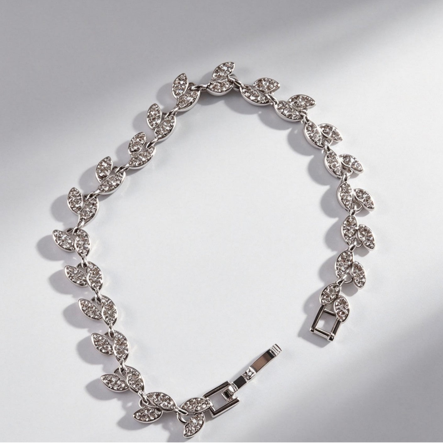 Simple Style Leaf Bracelet For Women In Rose Gold Featuring Alloy Chain With Rhinestone Inlay