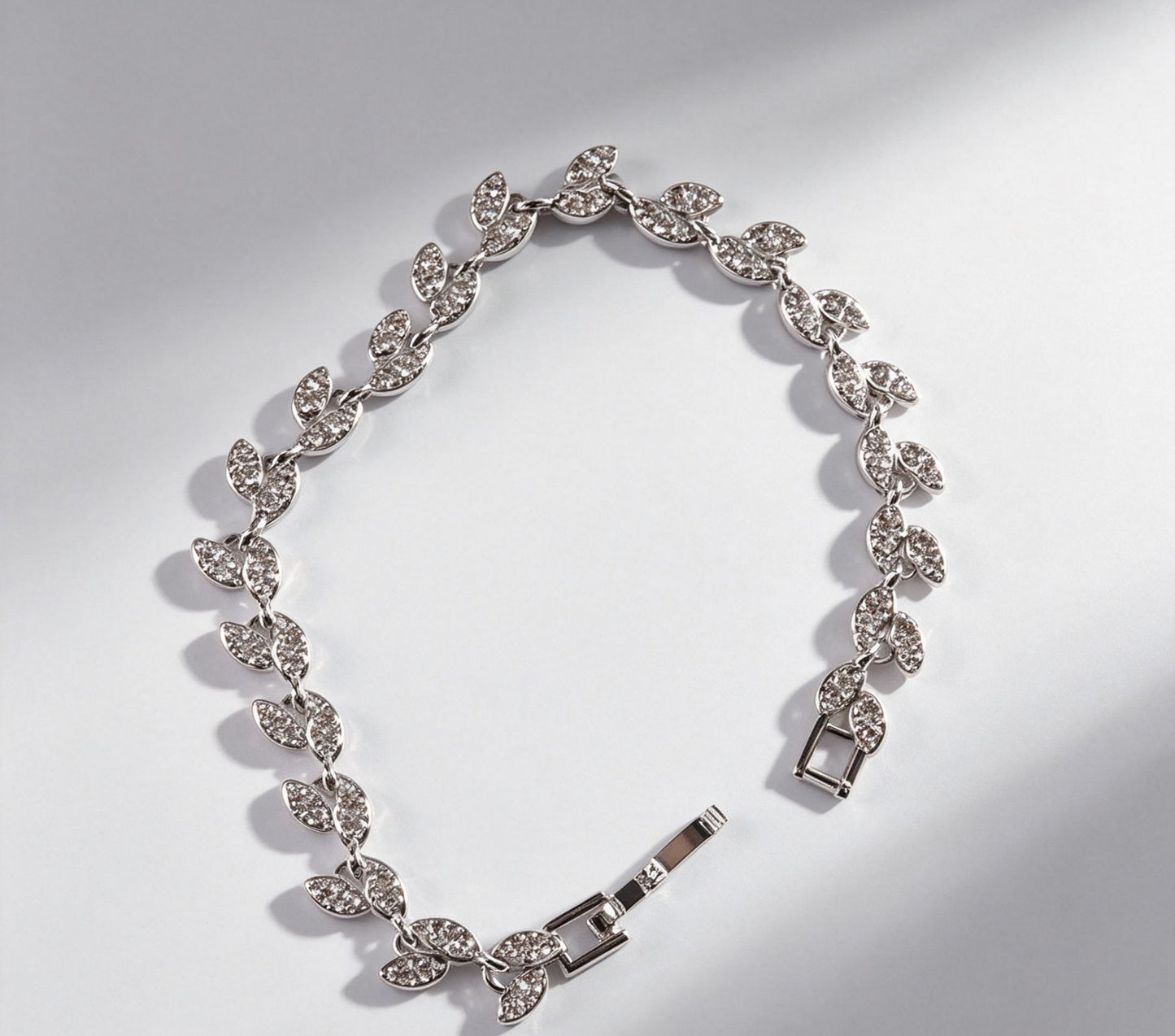 Simple Style Leaf Bracelet For Women In Rose Gold Featuring Alloy Chain With Rhinestone Inlay