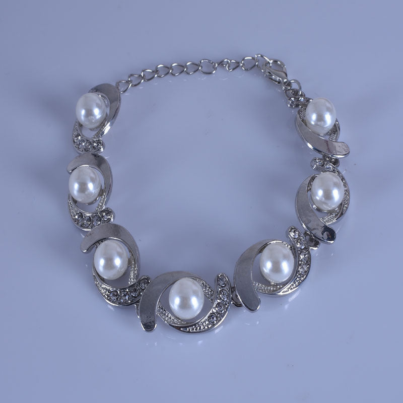 Sweet Gold Electroplated Alloy Bangle With Rhinestone Inlay, Elegant And Stylish Jewelry
