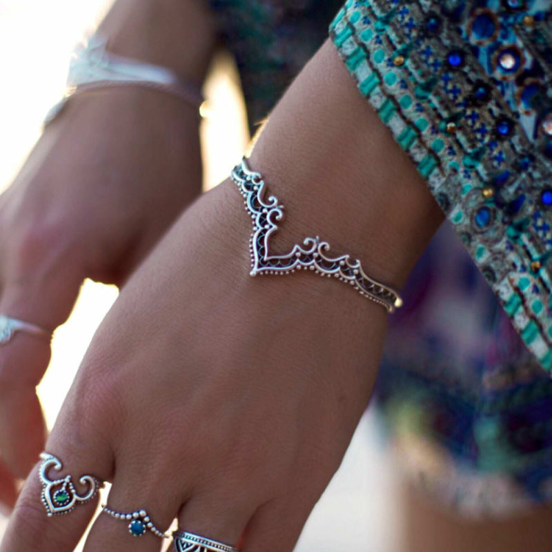 Retro Gold Flowers Bangle Featuring Electroplated Alloy Craftsmanship