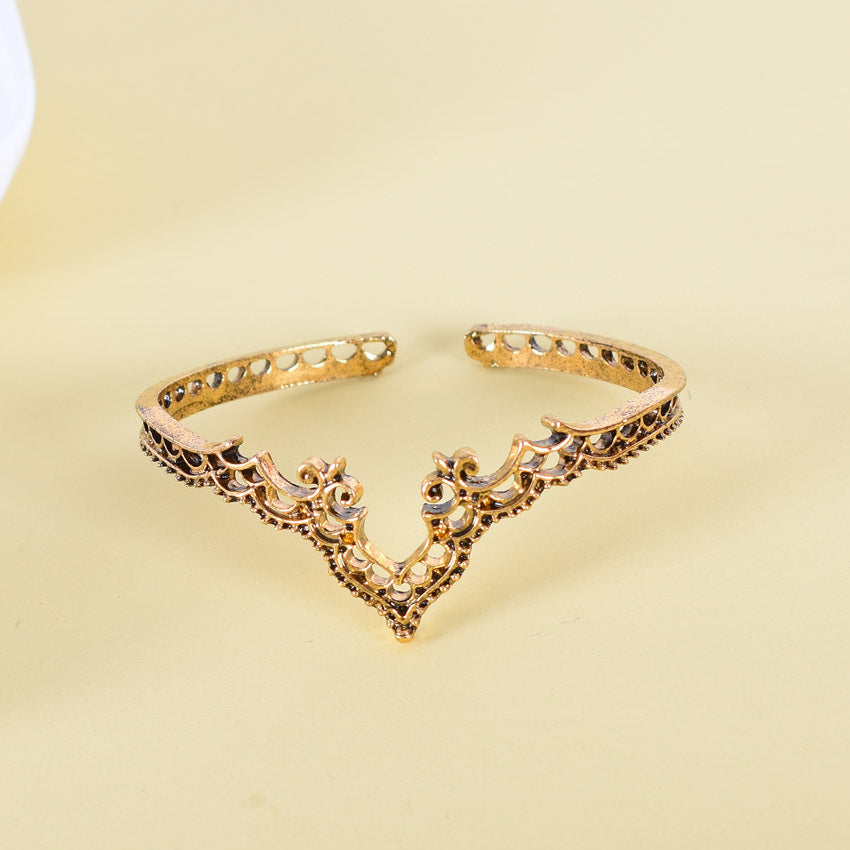 Retro Gold Flowers Bangle Featuring Electroplated Alloy Craftsmanship