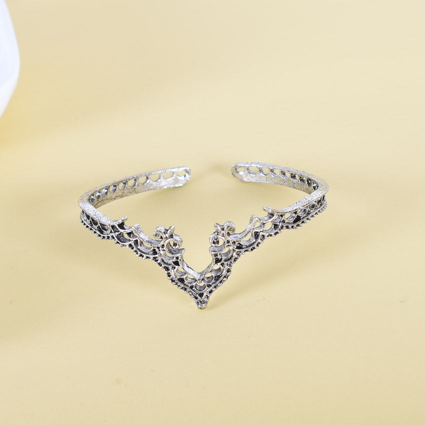 Retro Gold Flowers Bangle Featuring Electroplated Alloy Craftsmanship