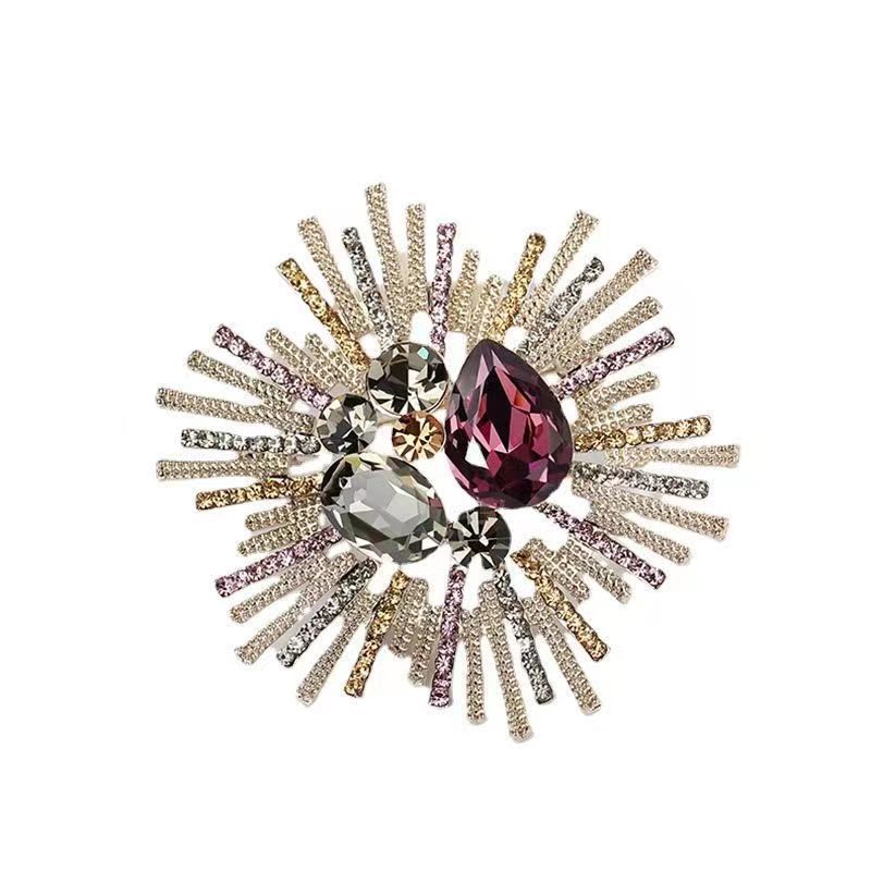 Flowers Pin Made Of Zinc Alloy Featuring Electroplated Craftsmanship