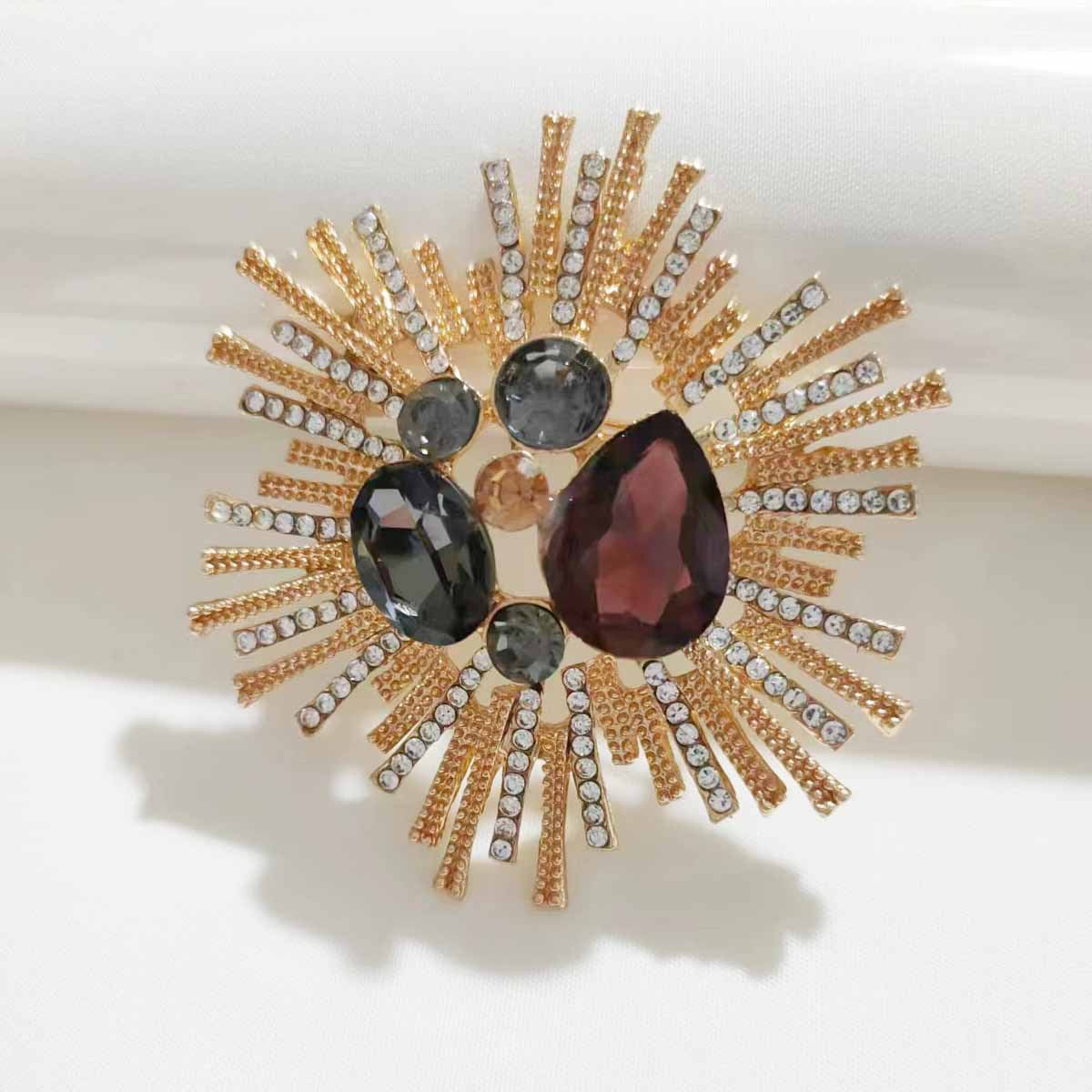 Flowers Pin Made Of Zinc Alloy Featuring Electroplated Craftsmanship