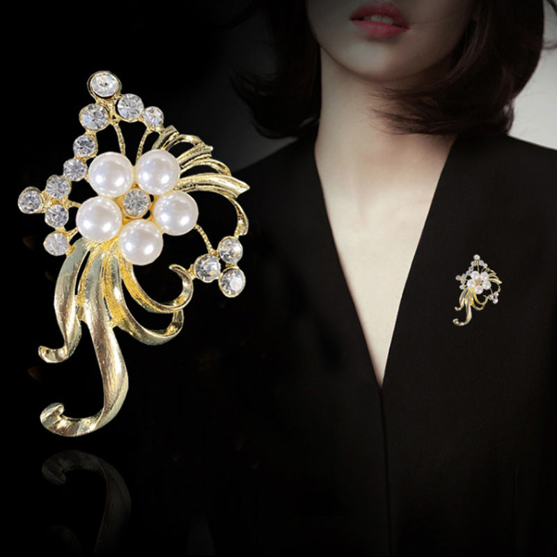 Electroplated Alloy Flower Pin With Rhinestones In Gold