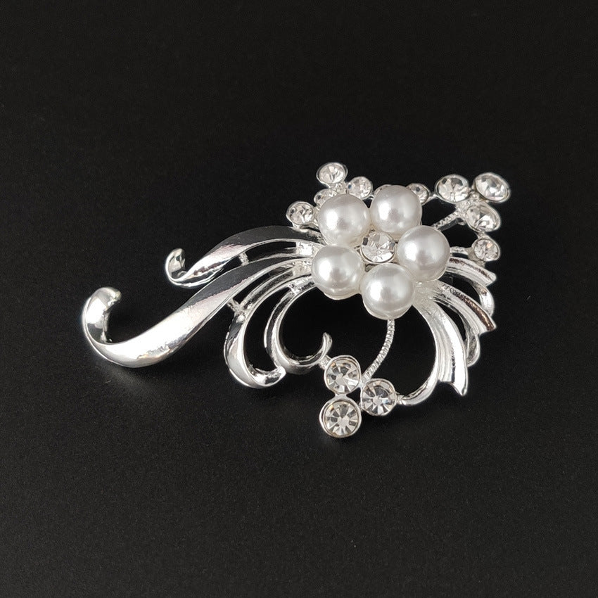Electroplated Alloy Flower Pin With Rhinestones In Gold