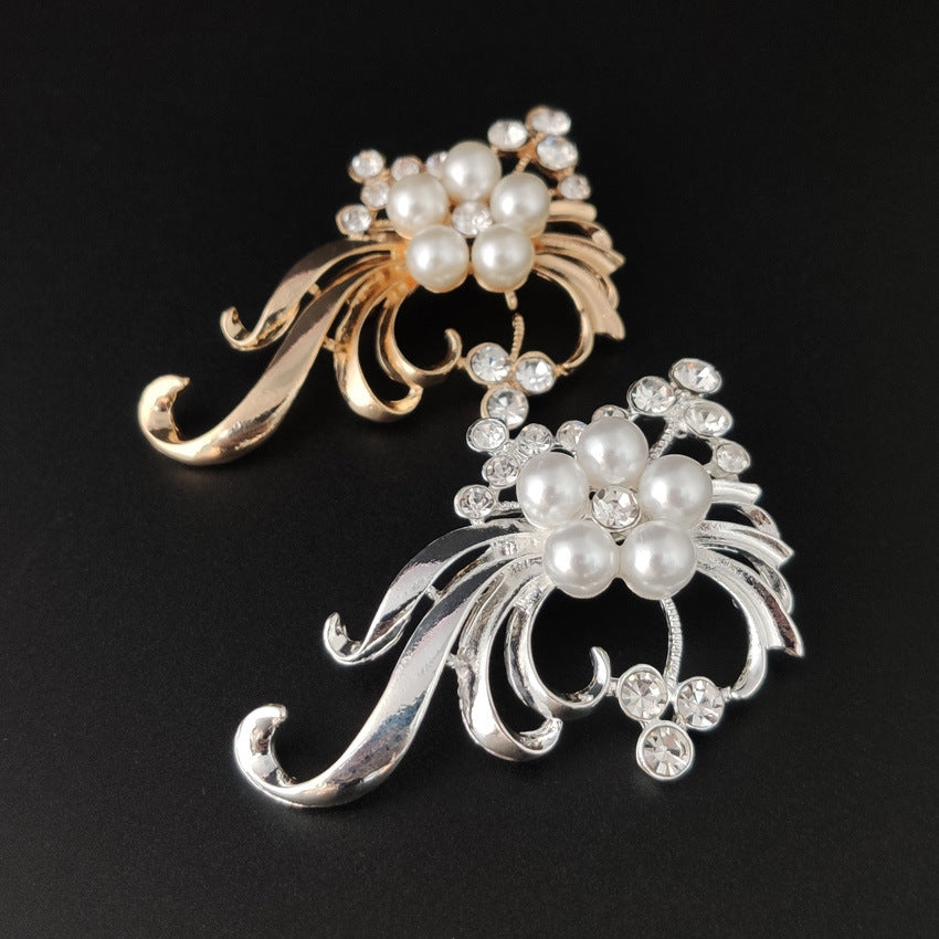 Electroplated Alloy Flower Pin With Rhinestones In Gold