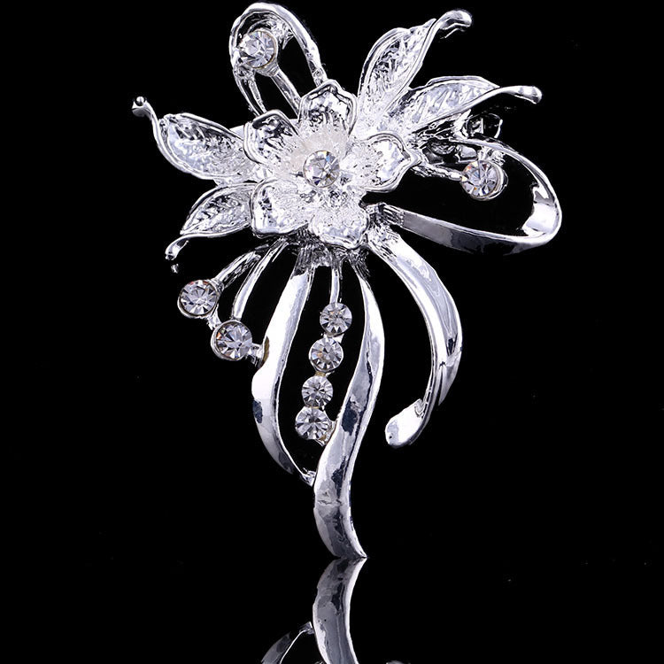 Electroplated Alloy Flower Pin With Rhinestones In Gold