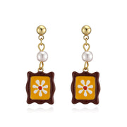 1 Pair of Brown and White Daisy Earrings