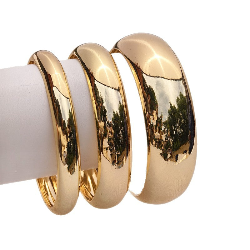 Simple Style Round Gold Iron Bangle Featuring Classic And Durable Craftsmanship