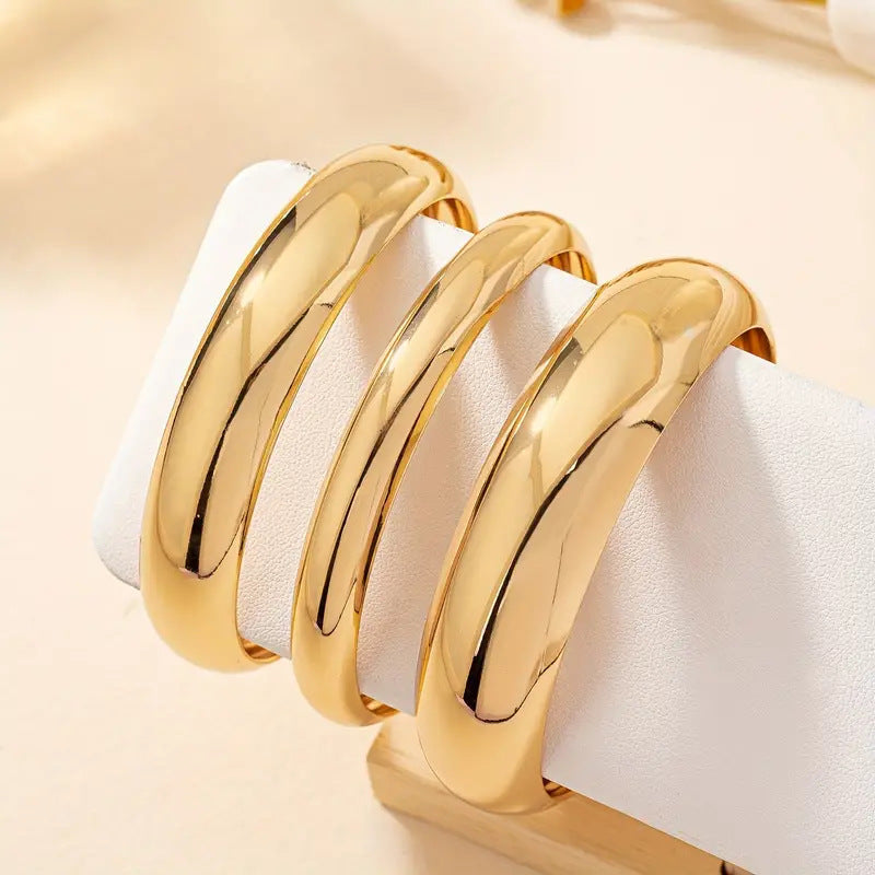 Exaggerated Round Plain Bracelet For Women In Gold Metal Featuring Electroplated Finish