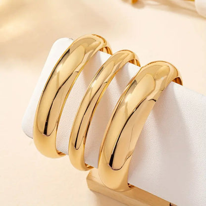 Exaggerated Round Plain Bracelet For Women In Gold Metal Featuring Electroplated Finish