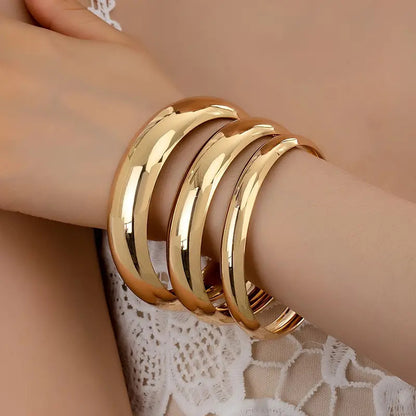 Exaggerated Round Plain Bracelet For Women In Gold Metal Featuring Electroplated Finish